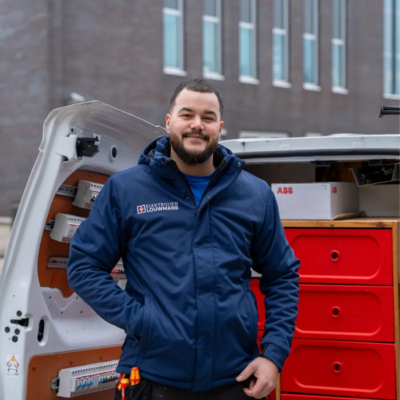 Elektricien van Louwmans bij de ingerichte bedrijfsbus met materiaal