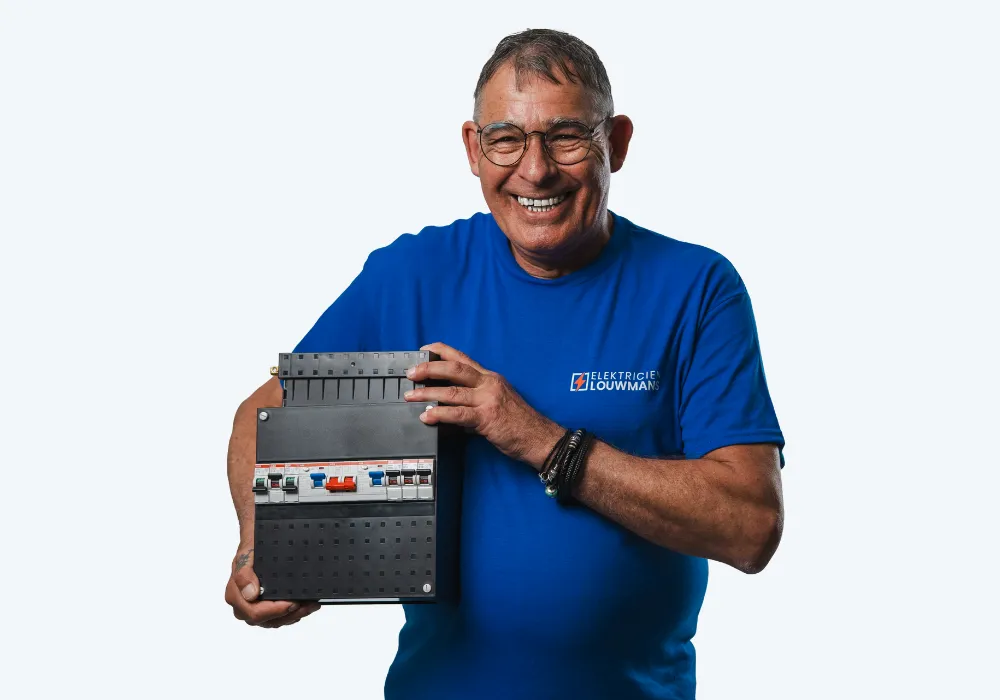 Elektricien van Louwmans houdt een nieuwe groepenkast vast