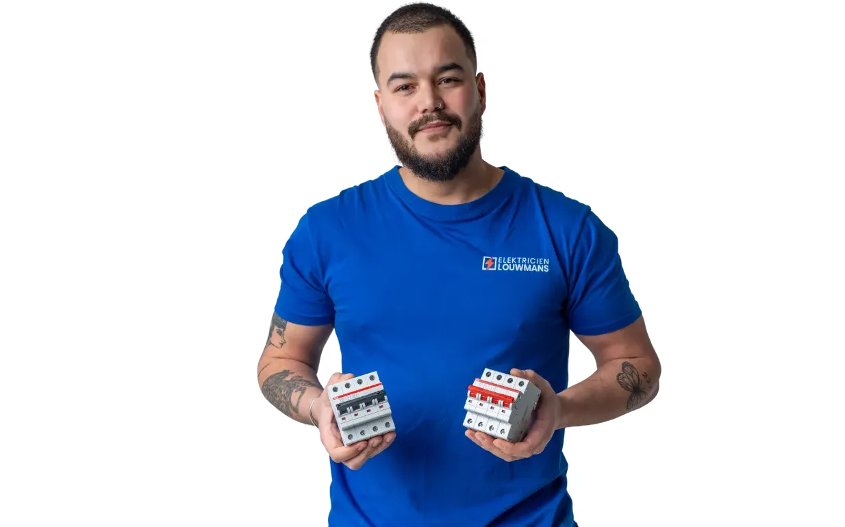 Elektricien van Louwmans met twee 3-fase automaten in de handen