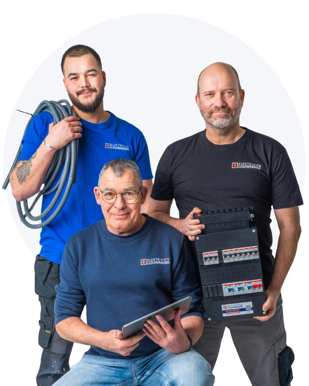 Drie elektriciens van Elektricien Louwmans met kabels, een groepenkast en een tablet
